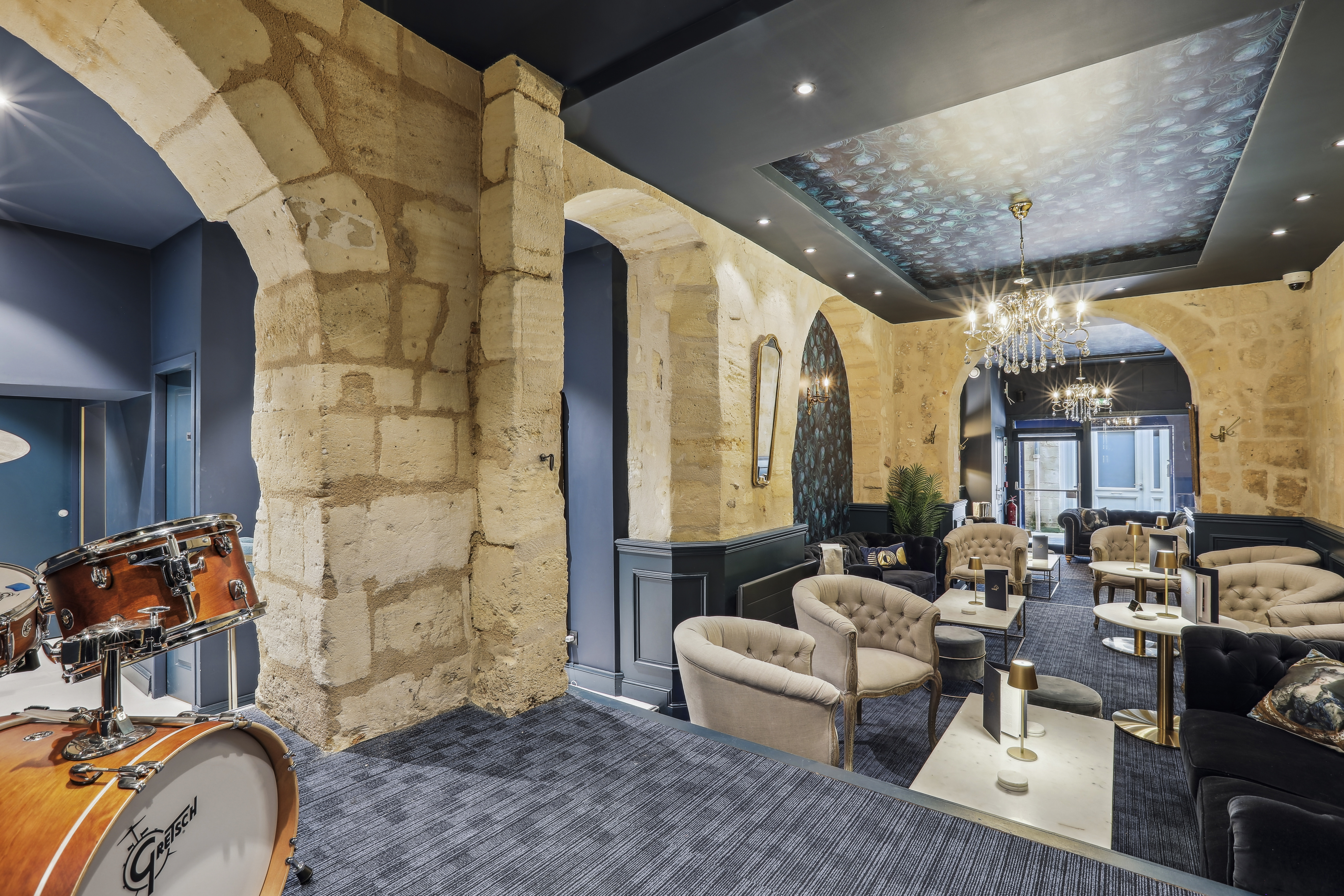 Conception et rénovation d’un ancien couvent en bar à cocktail - Bordeaux centre - Projet Code 23 - Galerie